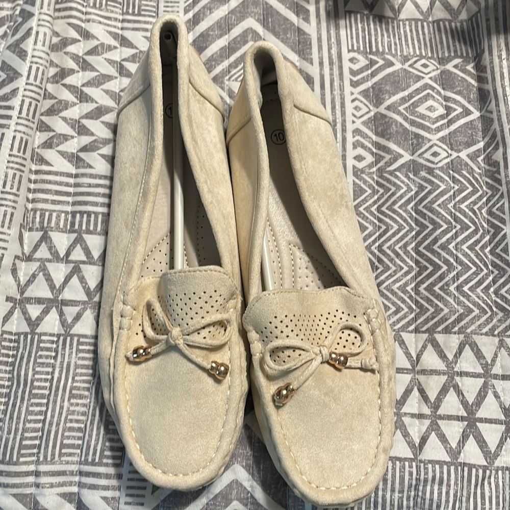 NWT Womens size 10 tan moccasins